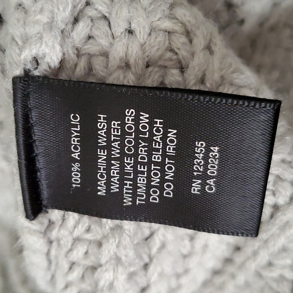 Design Lab Lord & Taylor Off the shoulder chunky knit sweater size: Small. - Picture 6 of 6